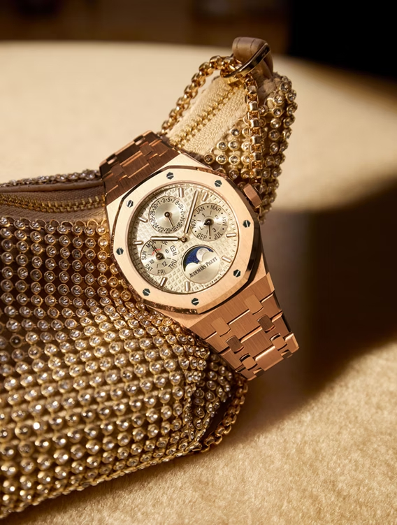 爱彼名表进水故障维修地址：戴上皇家橡树，引领新风尚